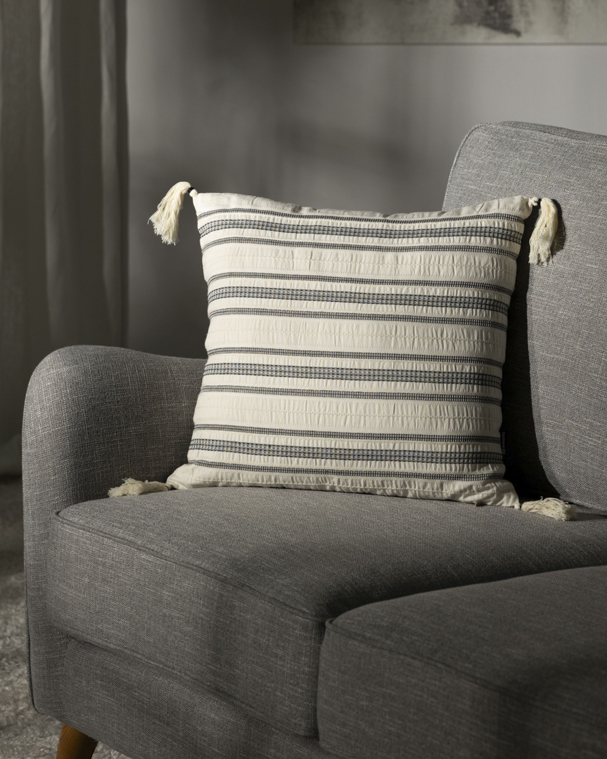 Linea Graphite Tassel cushion cover 45x45 cm (hover)