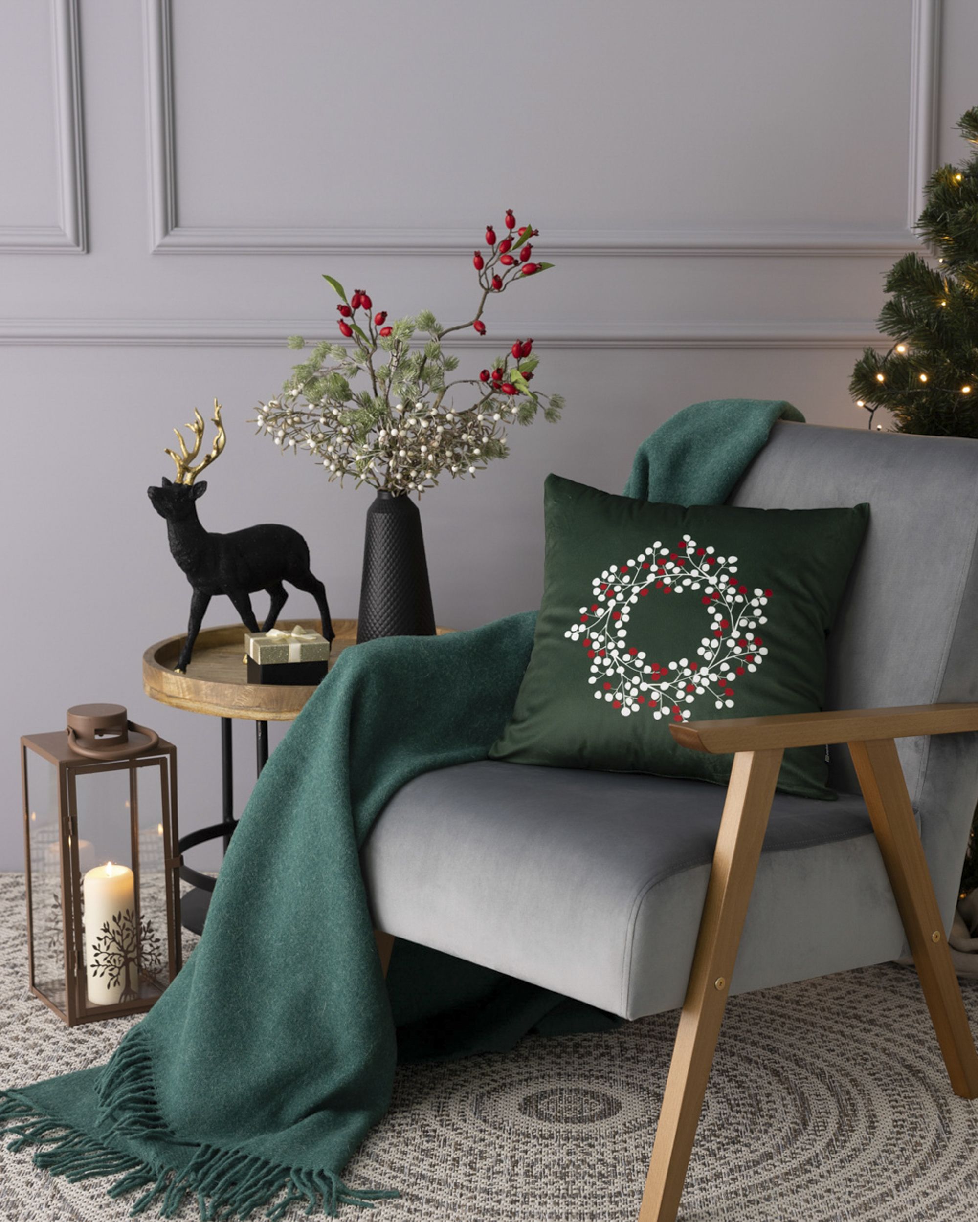 Cushion cover Berry Wreath 43x43 cm (hover)