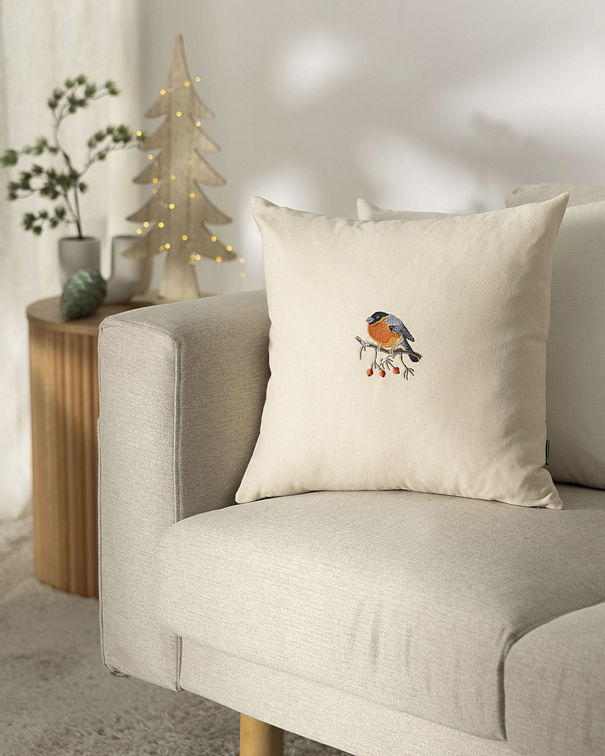Cushion cover Robin on Branch 43x43 cm (hover)