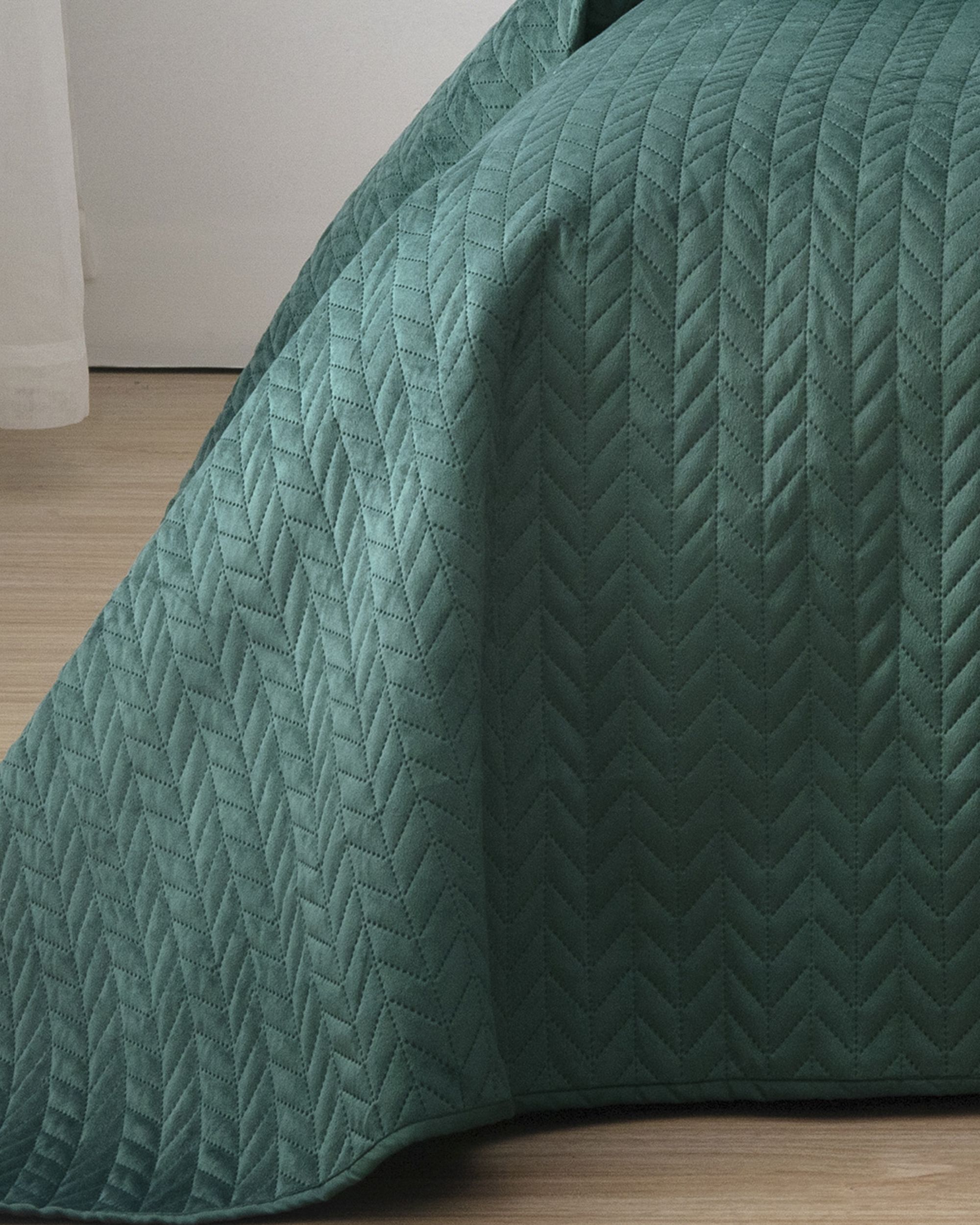 Bedspread on the bed Silky Chic 220x240 cm green (hover)