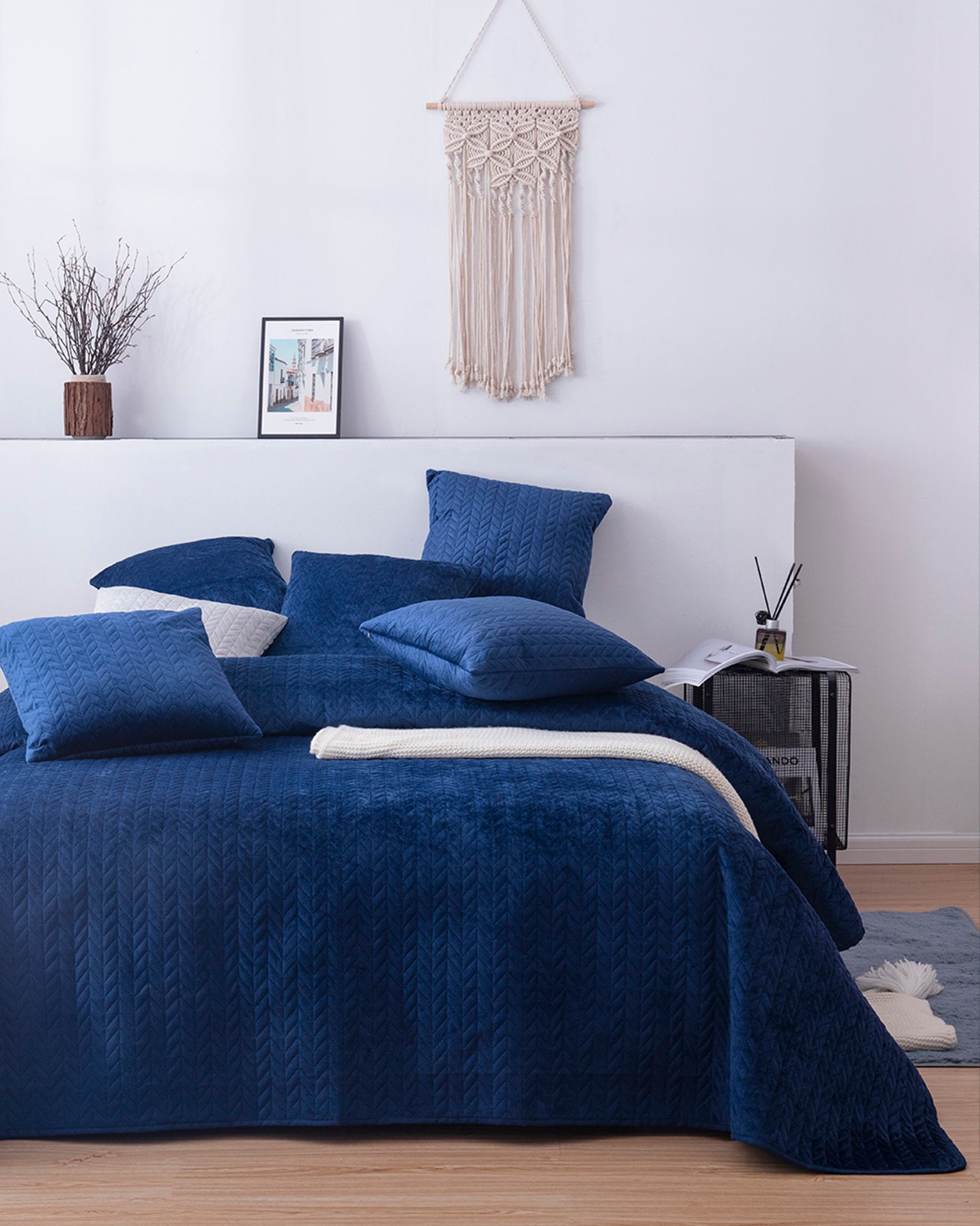 Bedspread on the bed Silky Chic 220x240 cm royal blue