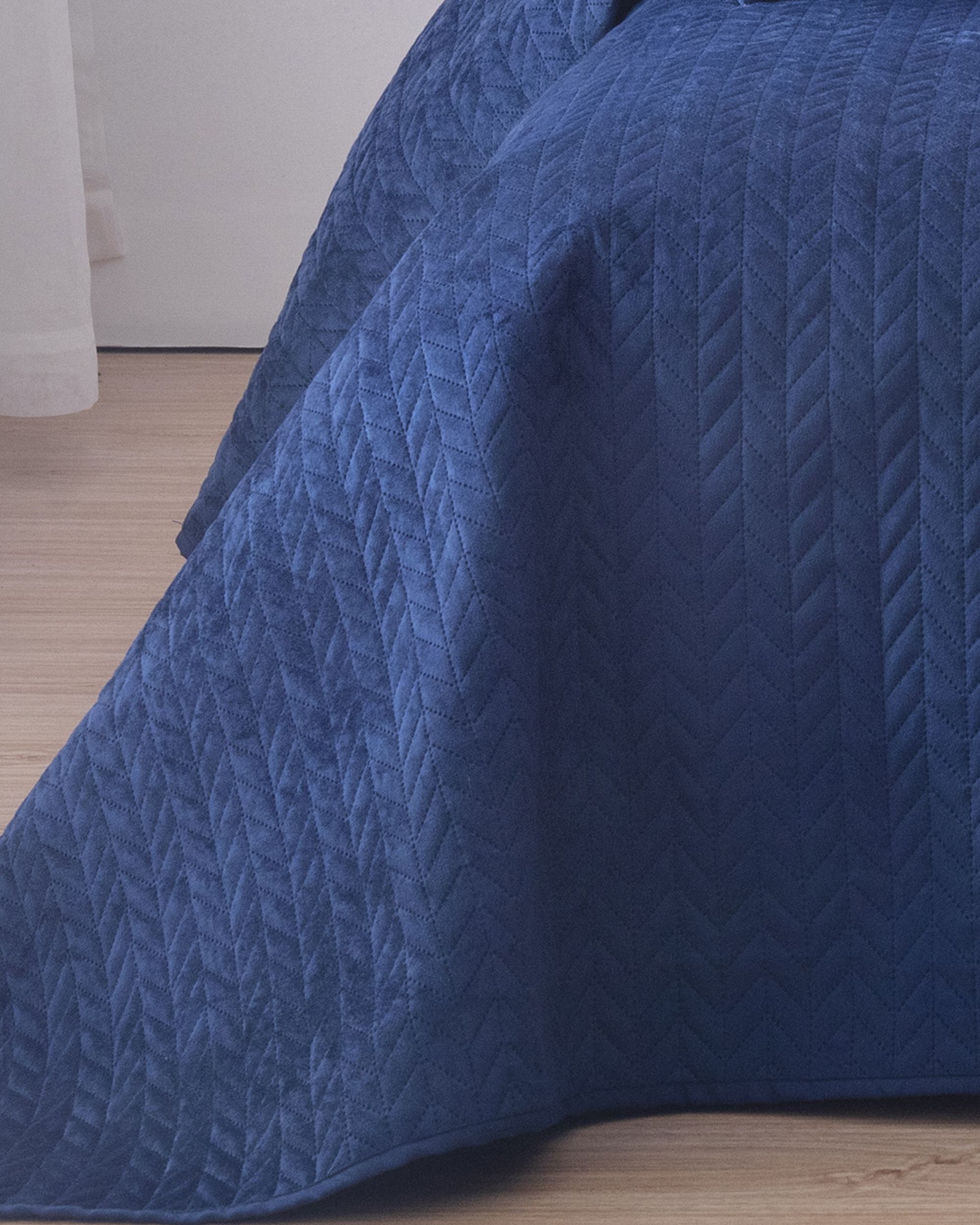 Bedspread on the bed Silky Chic 220x240 cm royal blue (hover)
