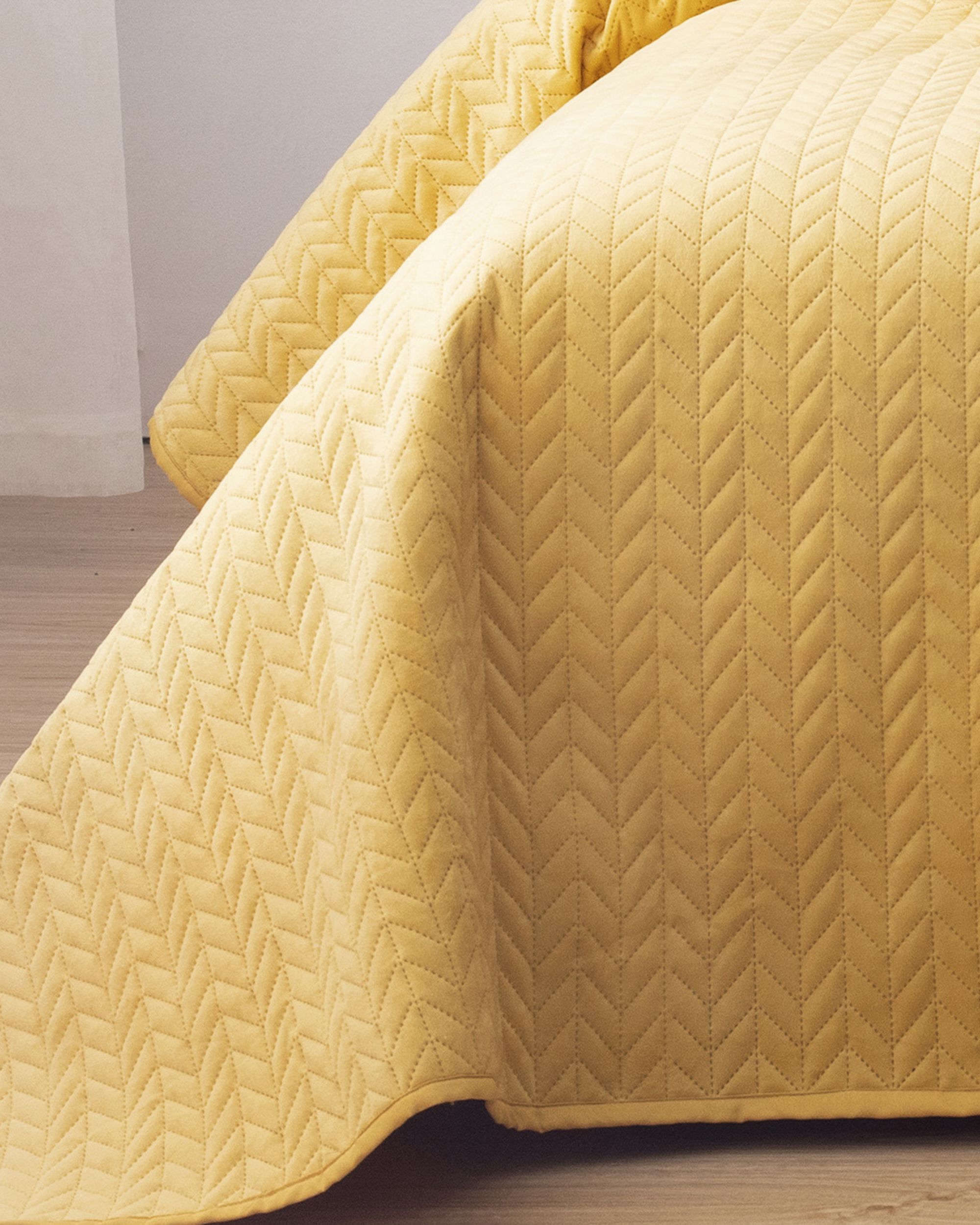 Bedspread on the bed Silky Chic 220x240 cm yellow (hover)