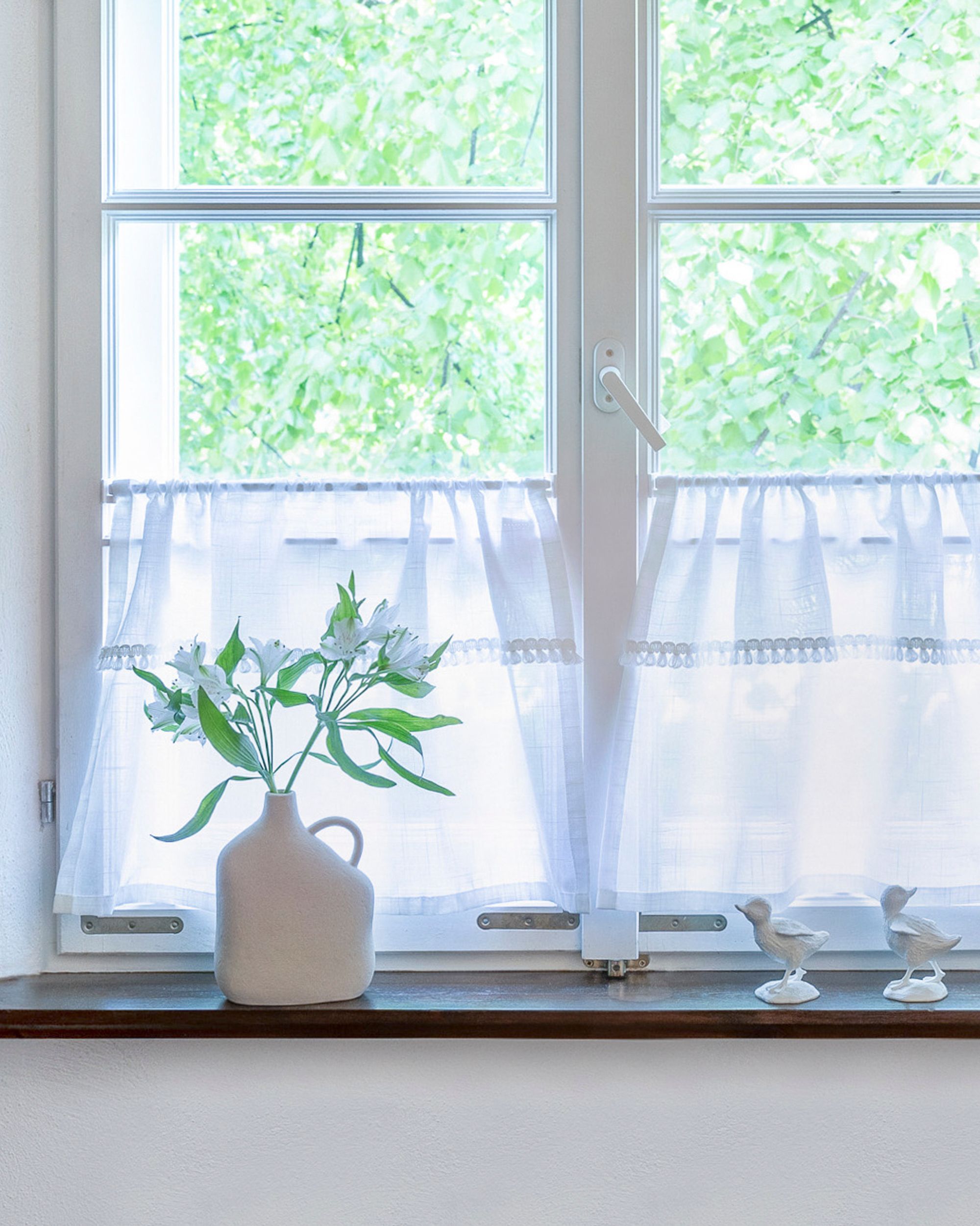 Valance with tassels H 40cm+2.5cm fringe for metres colour white fabric semi-sheer, structured