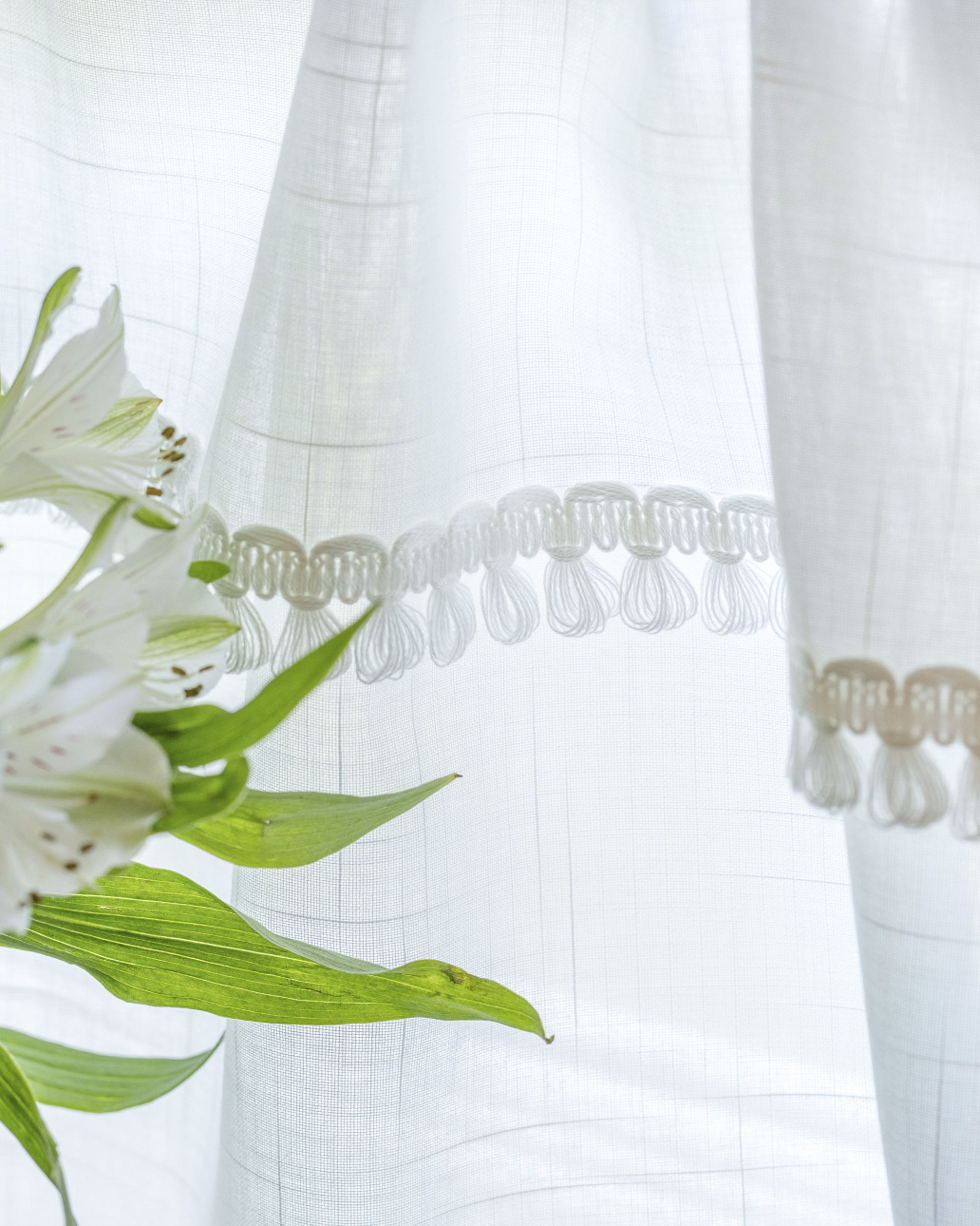 Valance with tassels H 40cm+2.5cm fringe for metres colour white fabric semi-sheer, structured