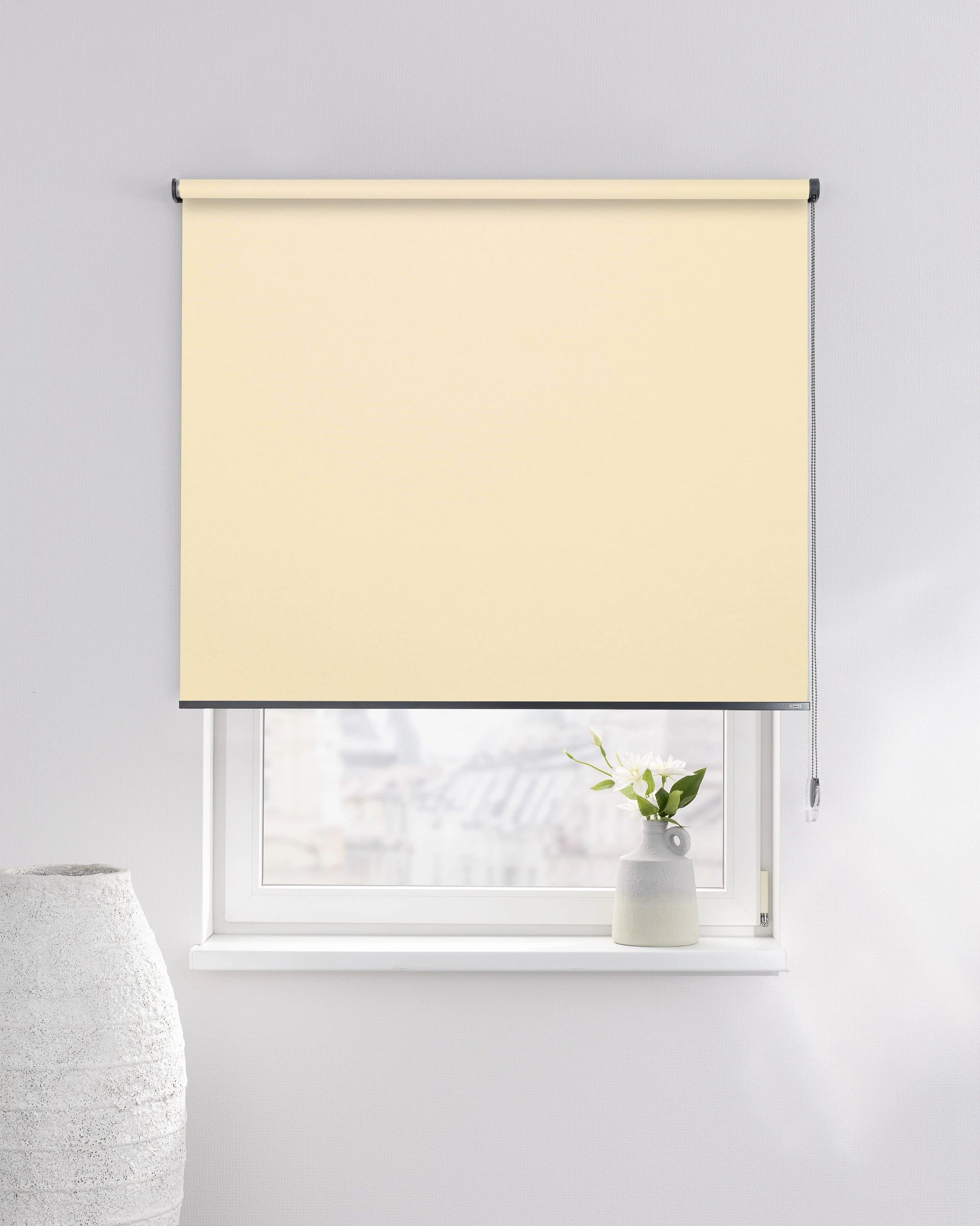 Classic Roller Blind colour cream fabric blackout (hover)