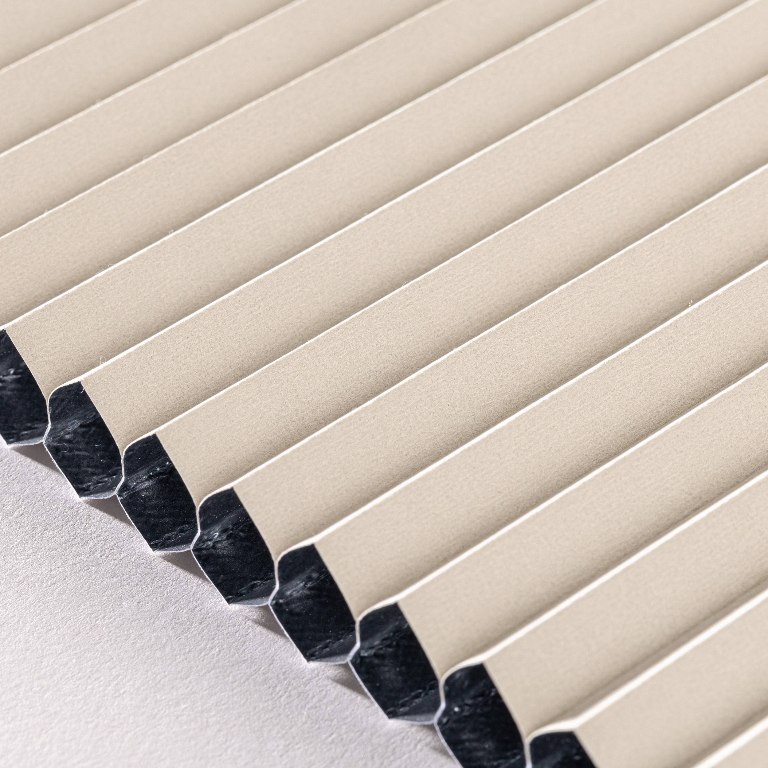 Blackout ALU – Honeycomb pleated blinds HA-103 beige